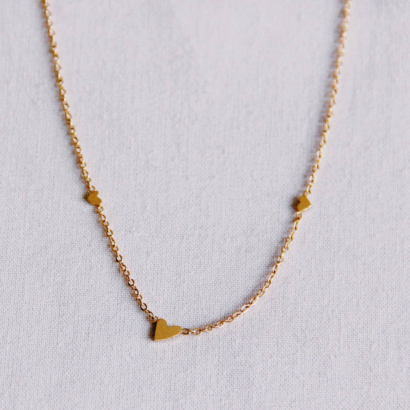 Fijn roestvrijstalen ketting met 3 mini hartjes - goud